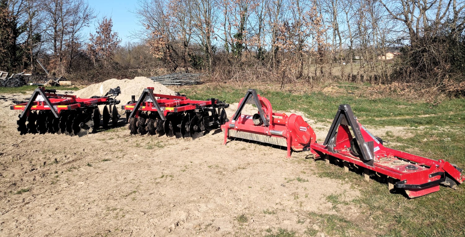 Triangles d'attelage sur outils agricoles