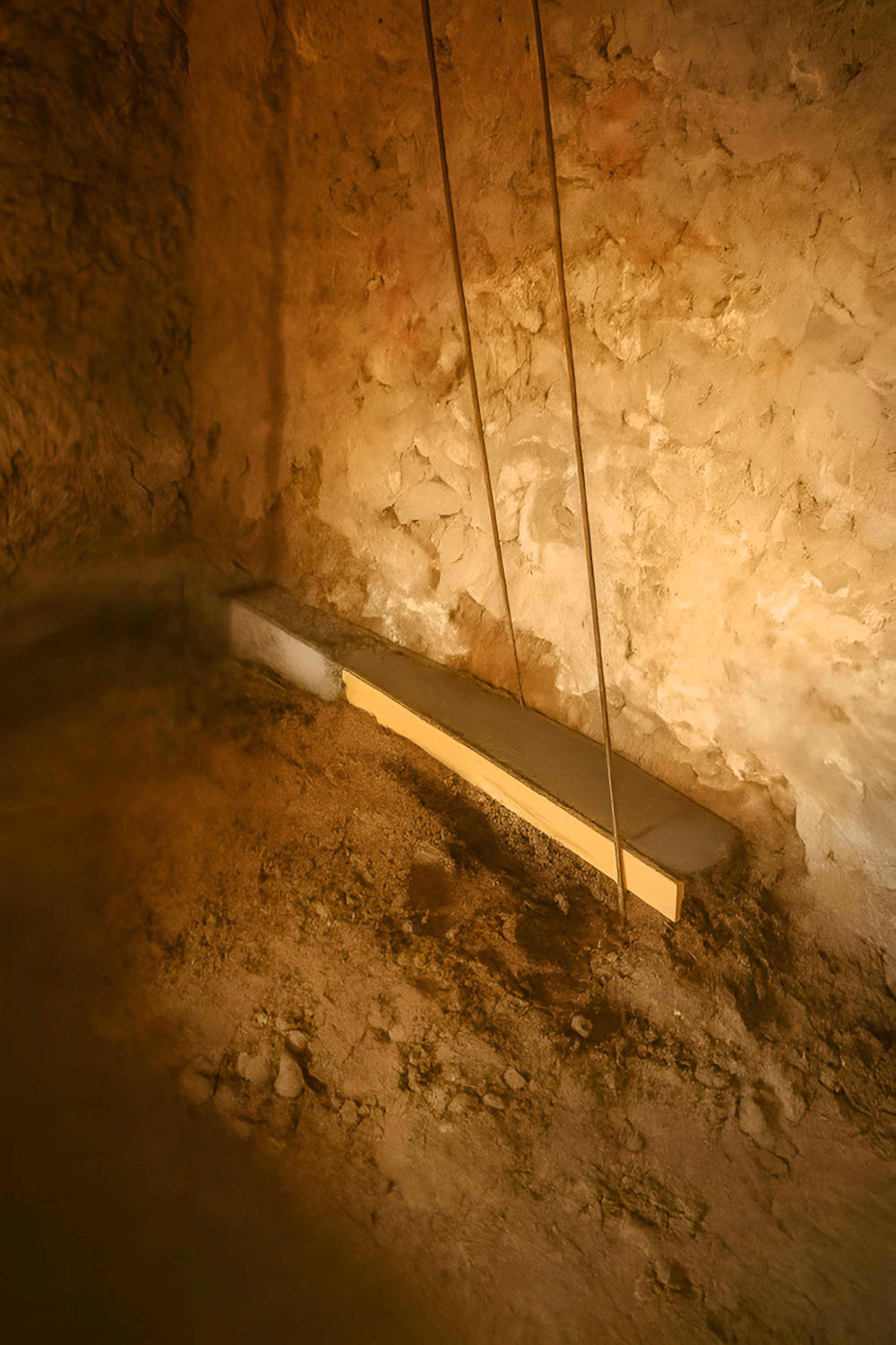 Marche en soubassement de mur